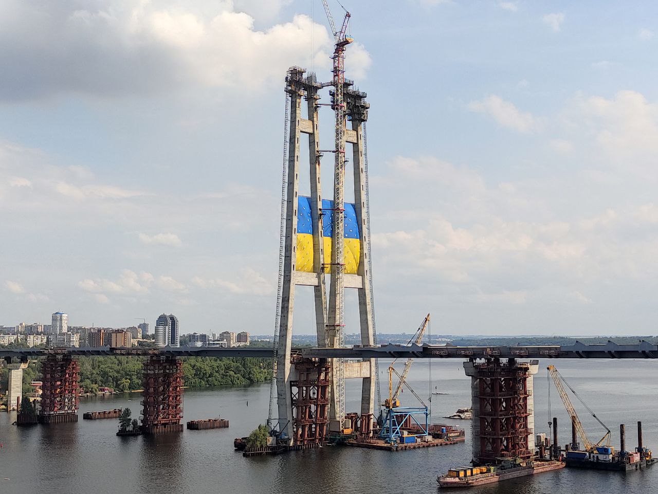 В Запорожье на вантовом мосту развернули флаг Украины (ФОТО, ВИДЕО)
