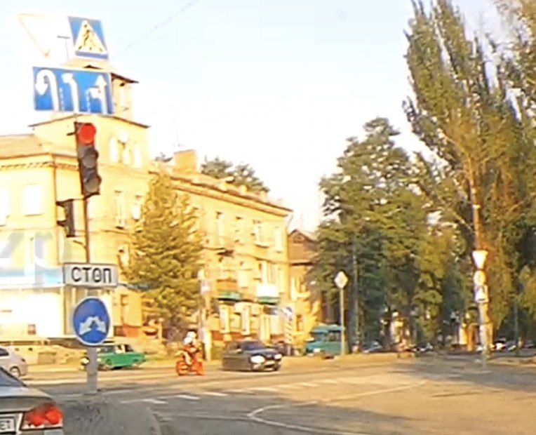 Авария с БМВ и мотоциклом в Запорожье: полиция нашла автомобиль, личность водителя не установлена (ВИДЕО)