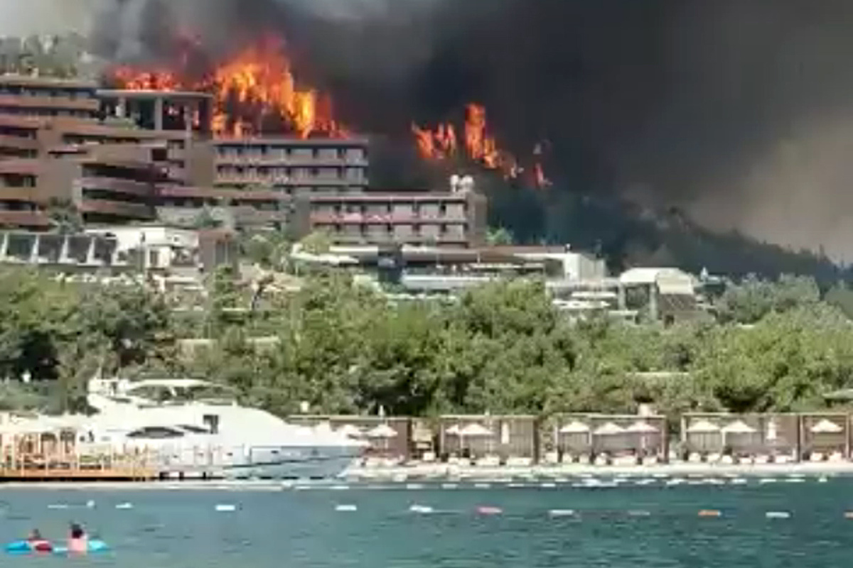 В Турции горит крупнейший отель: туристов эвакуируют (Фото, Видео)