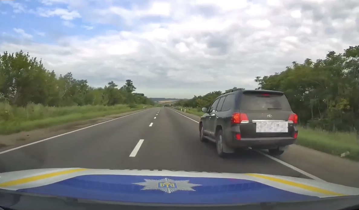 На запорожской трассе полиция устроили погоню за Toyota Land Cruiser, водитель которой нарушал ПДД (ВИДЕО)