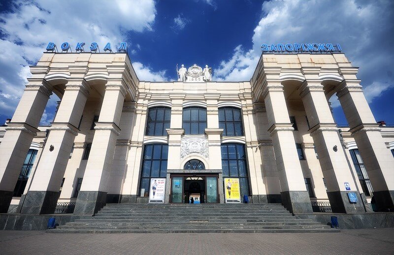 Работницу вокзала Запорожье-1, которая не позволяла детям спать в зале ожидания, уволили
