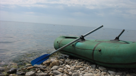 В Приморске трое мужчин заплыли на лодке на более 4 км от берега и самостоятельно не смогли вернуться обратно