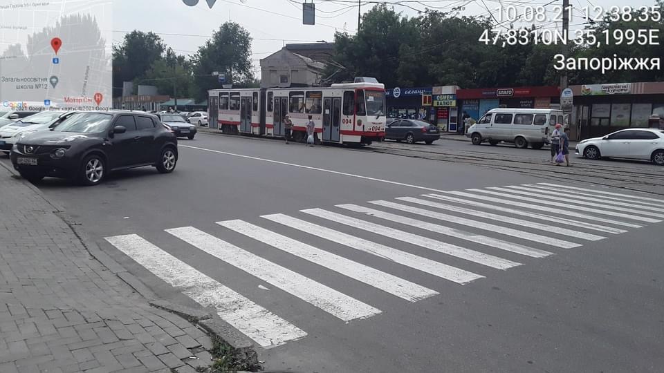 В Запорожье показали очередных любителей парковаться на пешеходных переходах (ФОТО)