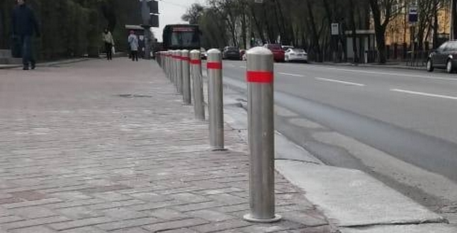 В Запорожье возле одного из домов по проспекту, где любят парковаться водители, установят «антипарковочные столбики» (ФОТО)