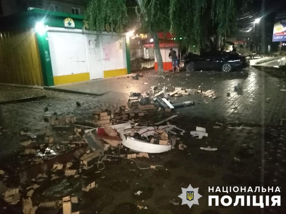 В Мелитополе водитель Хонды снес стену магазина и торговый киоск (ФОТО)