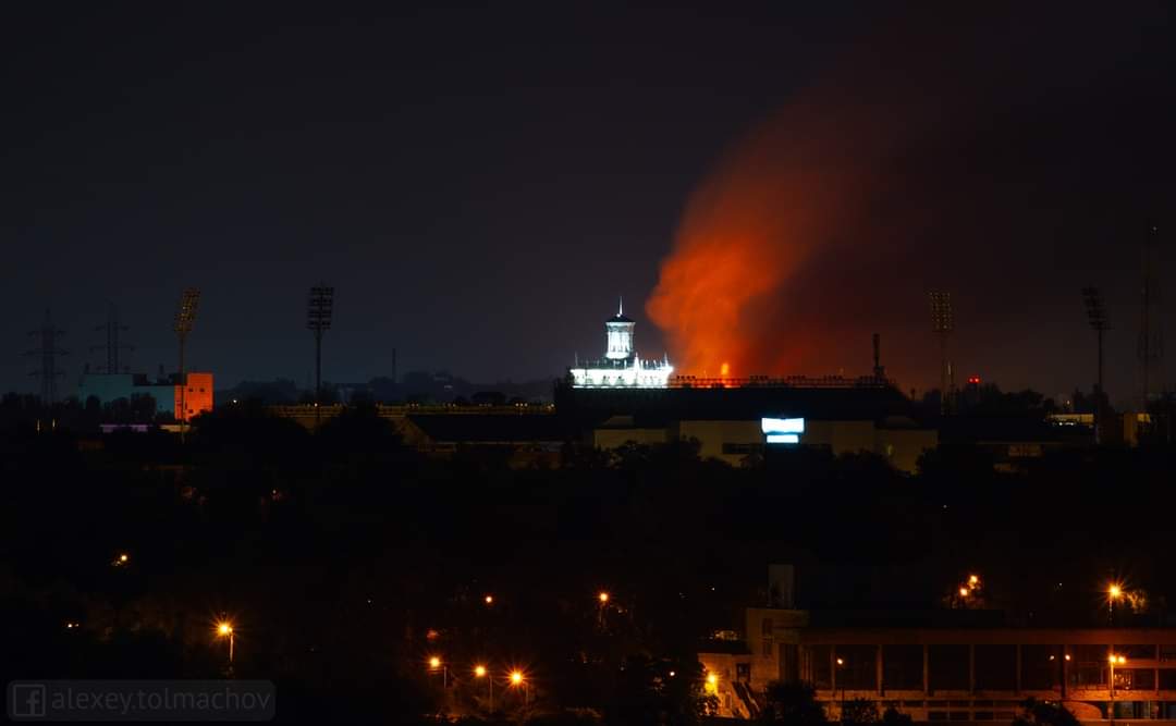В Запорожье горит крыша многоэтажного дома: взорвались газовые баллоны, – соцсети (ФОТО, ВИДЕО)