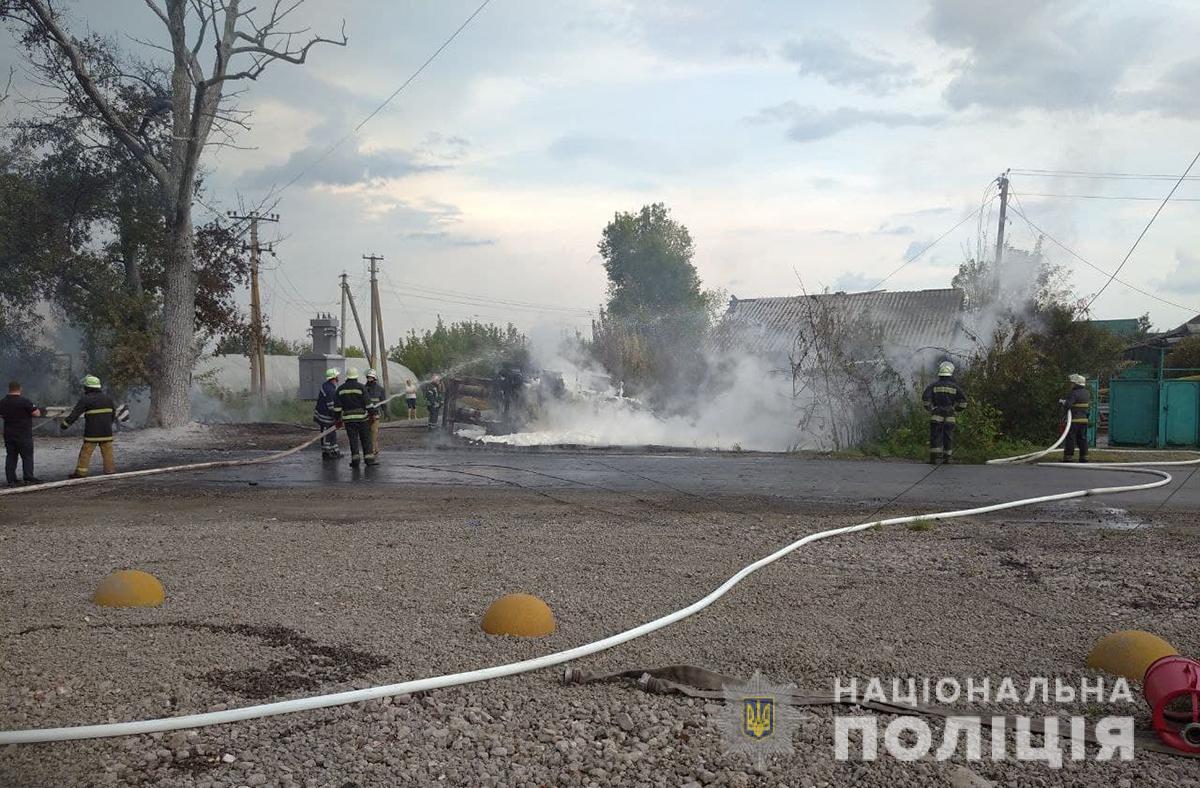 В Запорожской области в результате аварии перевернулся и загорелся бензовоз: момент ДТП (ВИДЕО)
