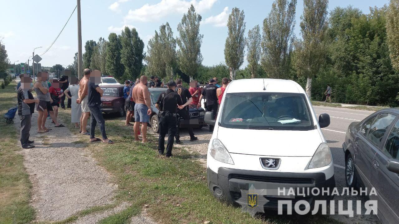 В Запорожской области полиция остановила водителя-нарушителя, тот вызвал “подмогу” из 15 человек