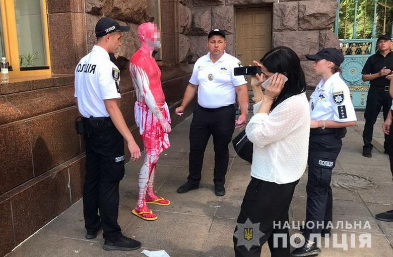 Уроженец Запорожской области облил красной краской флагшток возле КГГА (ФОТО)