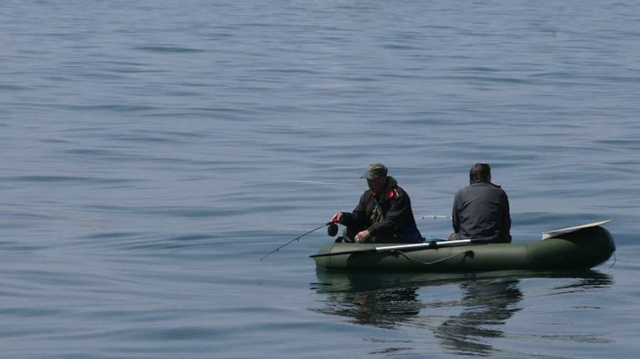 В Запорожской области почти на 2 километра в открытое море унесло лодку с рыбаками