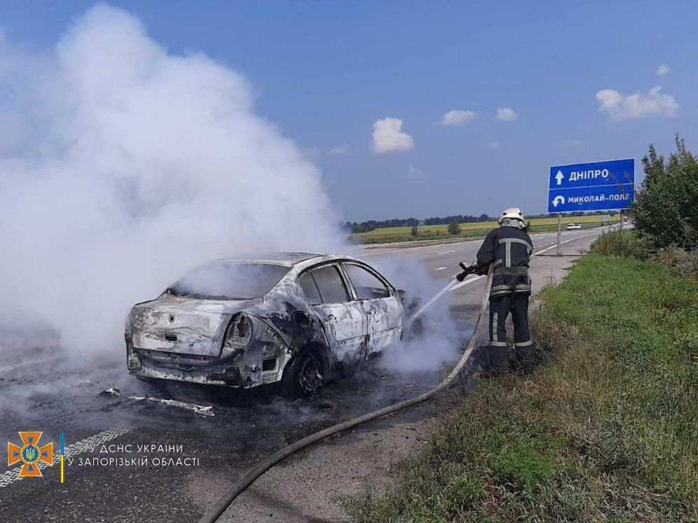 В Запорожской области бригада пожарных тушила воспламенившуюся иномарку (ФОТО)