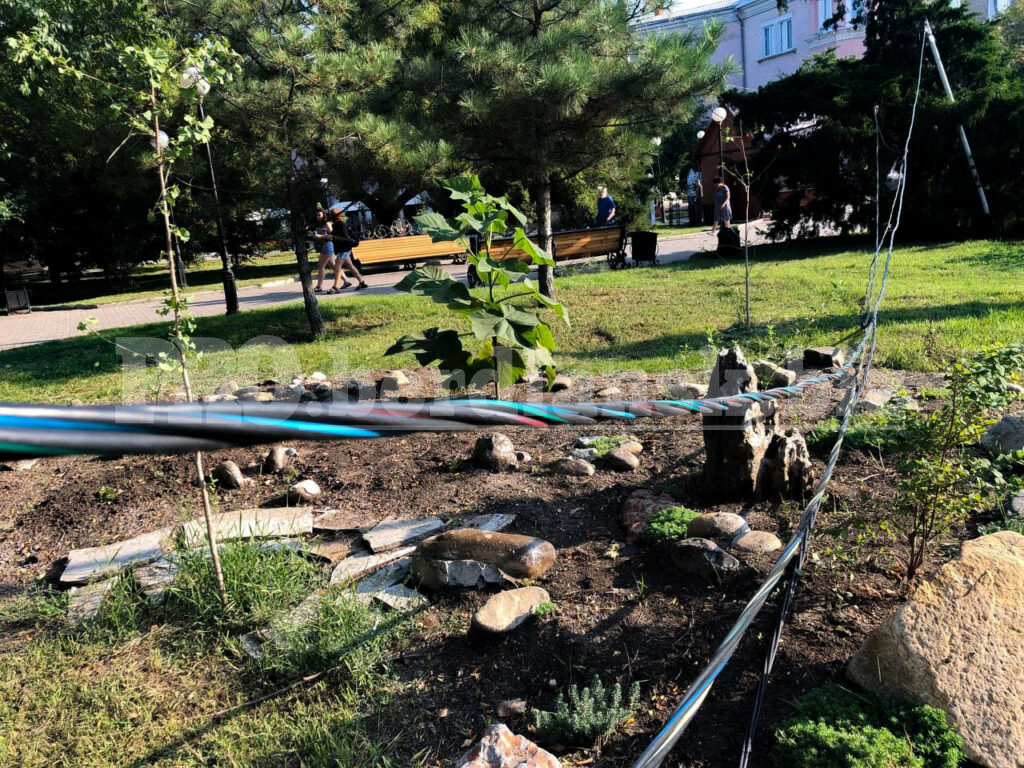 В Бердянске грузовик повредил провода и повалил столбы: в городе под угрозой срыва праздничные мероприятия (ФОТО)