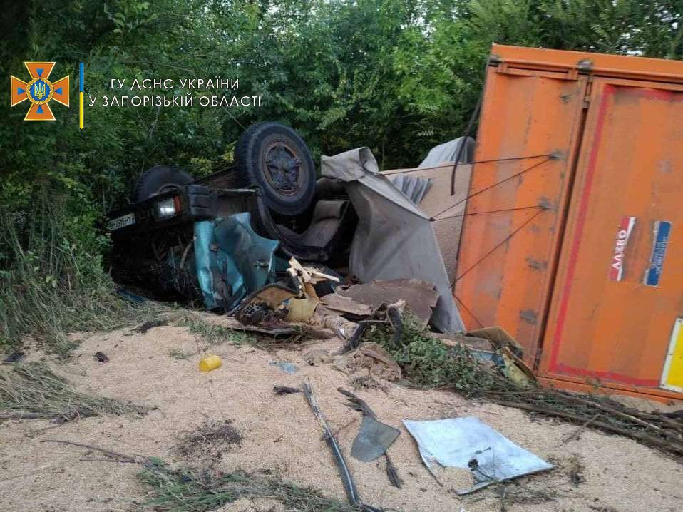 В Запорожской области “КАМАЗ” съехал в кювет и перевернулся: водитель погиб на месте (ФОТО)