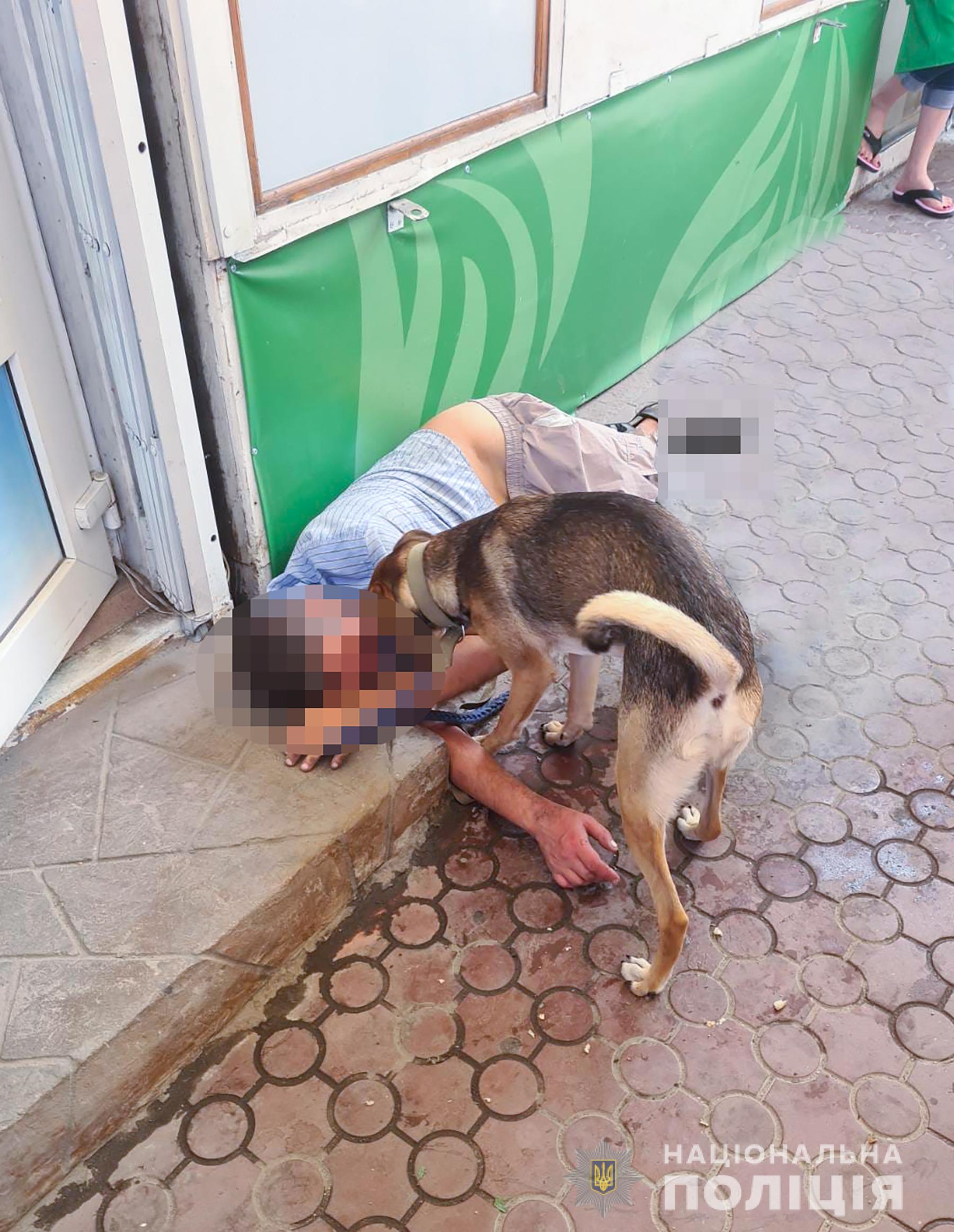 На запорожском рынке пёс не подпускал людей к своему хозяину, которому стало плохо (ФОТО, ВИДЕО)