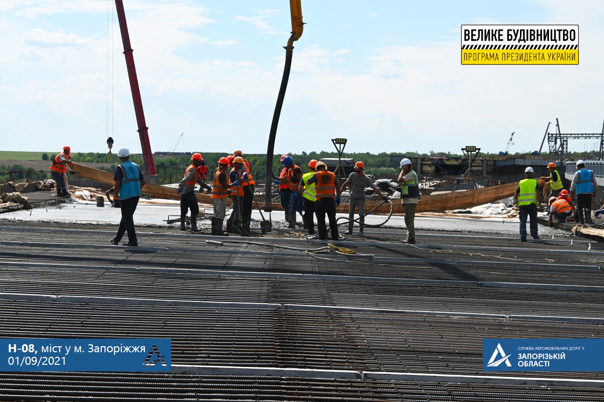 На балочном мосту в Запорожье мостостроители бетонируют пятую захватку (ФОТО)