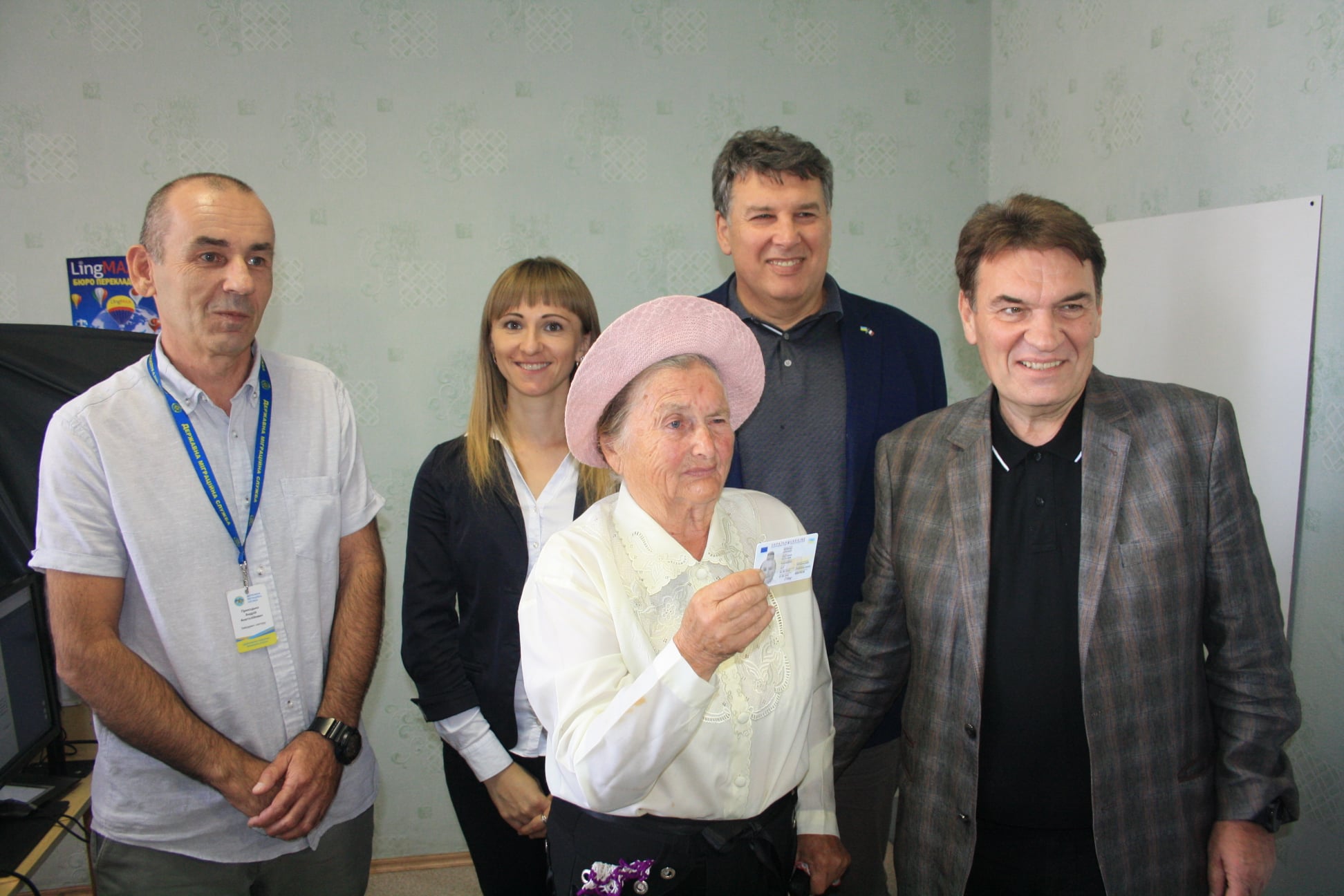 Жительница Запорожской области впервые получила паспорт гражданки Украины в 82 года