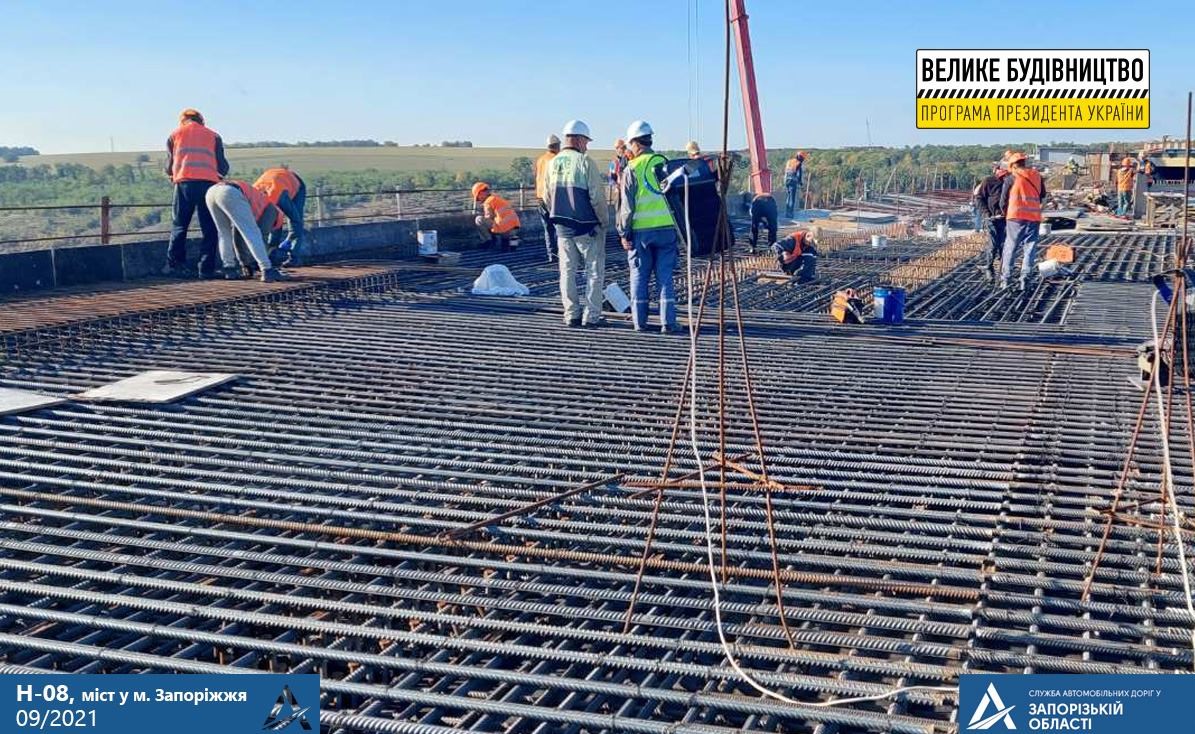 В Запорожье на балочном мосту строители готовятся к очередному этапу бетонирования (ФОТО)