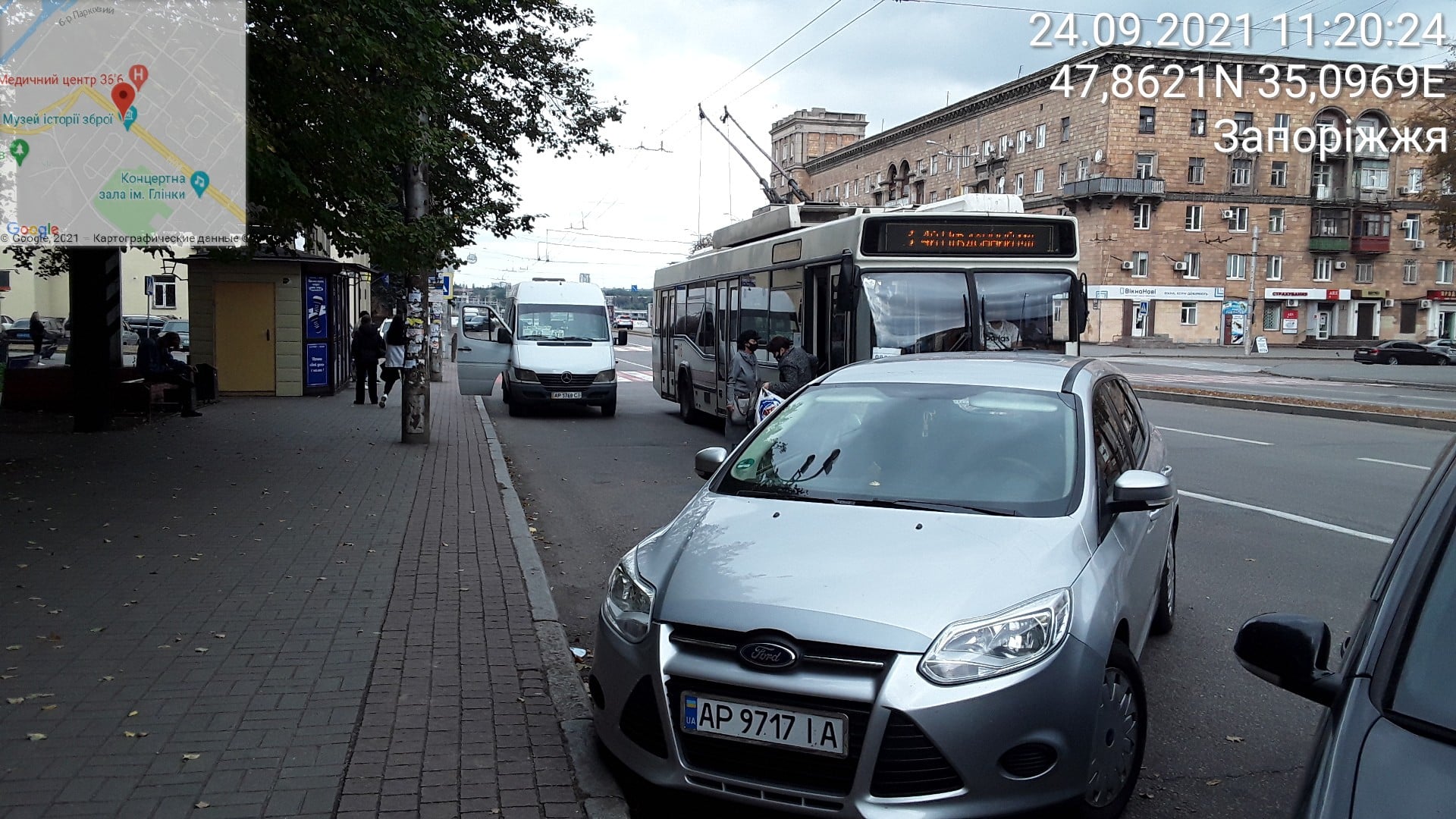 В Запорожье водители-нарушители продолжают парковаться возле остановок общественного транспорта