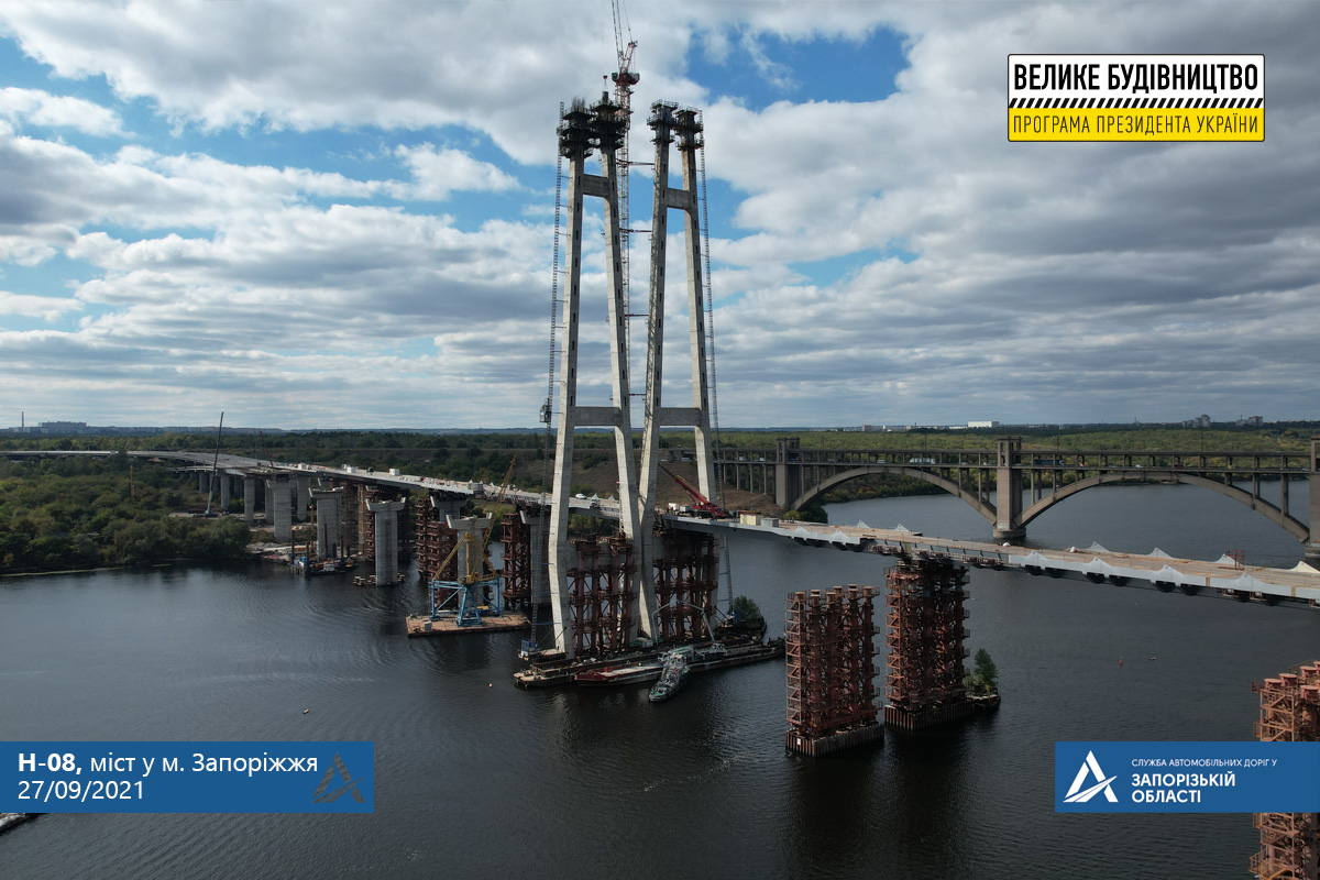 В Запорожье строители начали бетонирование пилона низовой части вантового моста (ФОТО)