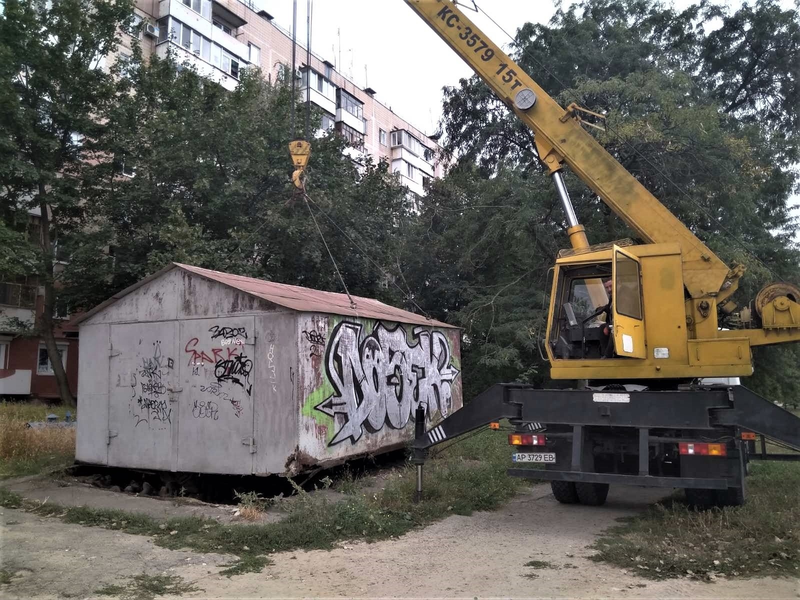 В Запорожье демонтировали гараж-пристанище бездомных (ФОТО)