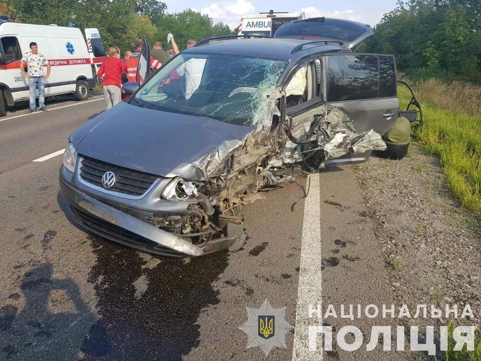 В Запорожской области водитель легковушки совершил обгон и столкнулся с грузовиком (ФОТО)
