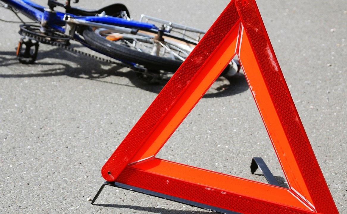 В Запорожье на оживленном перекрестке авто сбило велосипедиста (ВИДЕО)
