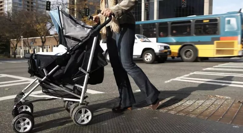 В Запорожье женщины с колясками вынуждены выходить на проезжую часть из-за водителей, которые паркуются на тротуаре (ФОТО)