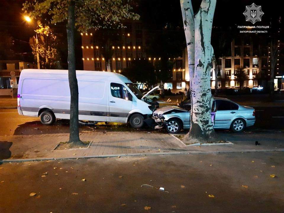 В Запорожье пьяный водитель на BMW “снес” ситилайт и врезался в микроавтобус (ФОТО)