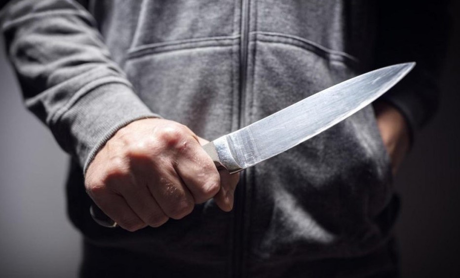 В Запорожье пьяный мужчина угрожал своей матери ножом (ФОТО)