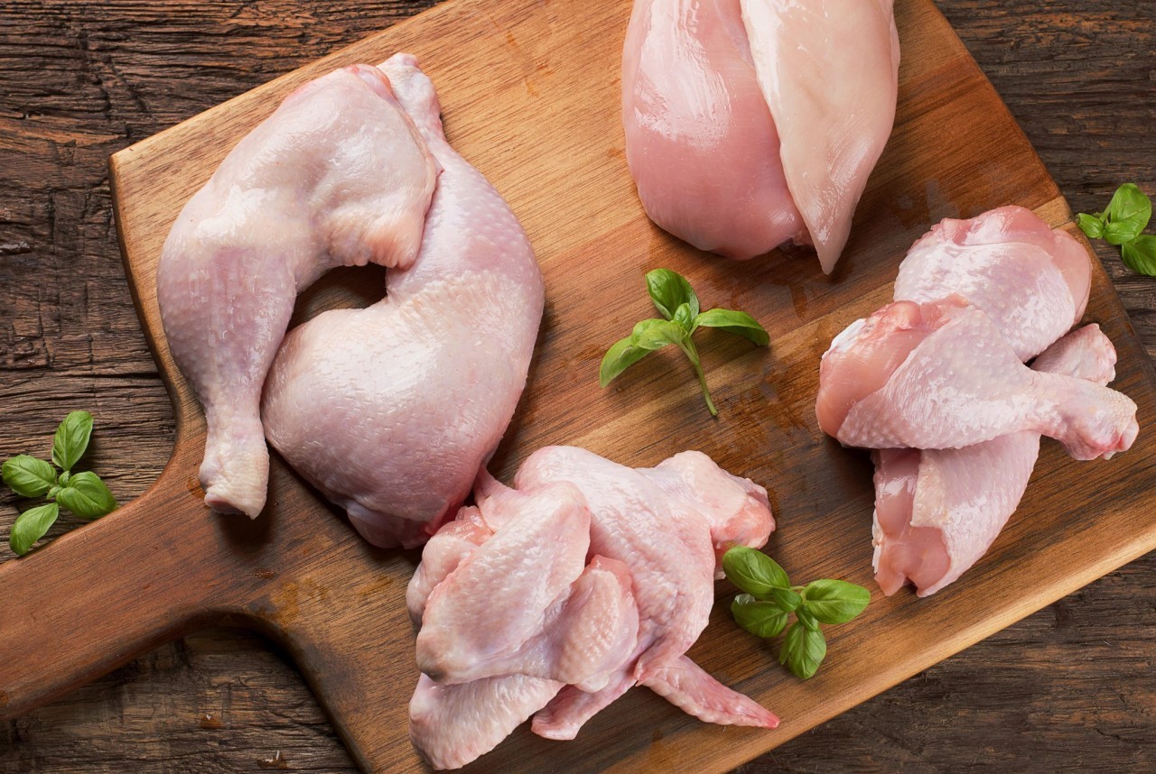 Запорожцев предупреждают о возможном наличии на торговых прилавках куриного мяса, зараженного сальмонеллой
