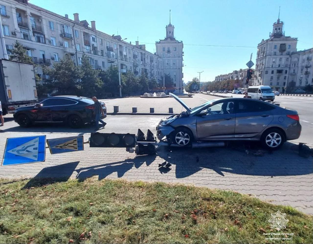 В соцсетях опубликовали ВИДЕО момента ДТП, в котором автоледи “снесла” светофор в Запорожье