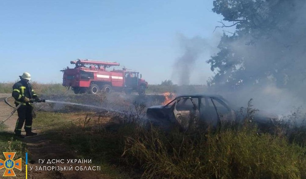 В Запорожской области несколько бригад пожарных тушили горевший автомобиль (ФОТО)
