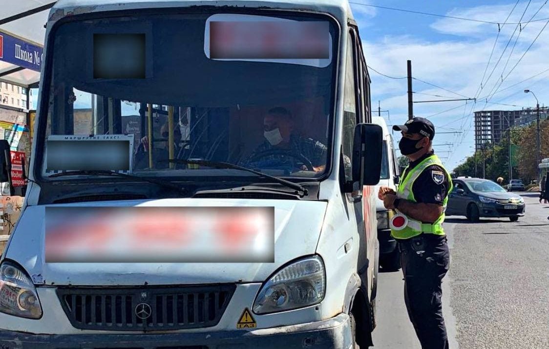 В Запорожье правоохранители продолжают фиксировать нарушения со стороны водителей маршруток (ФОТО)