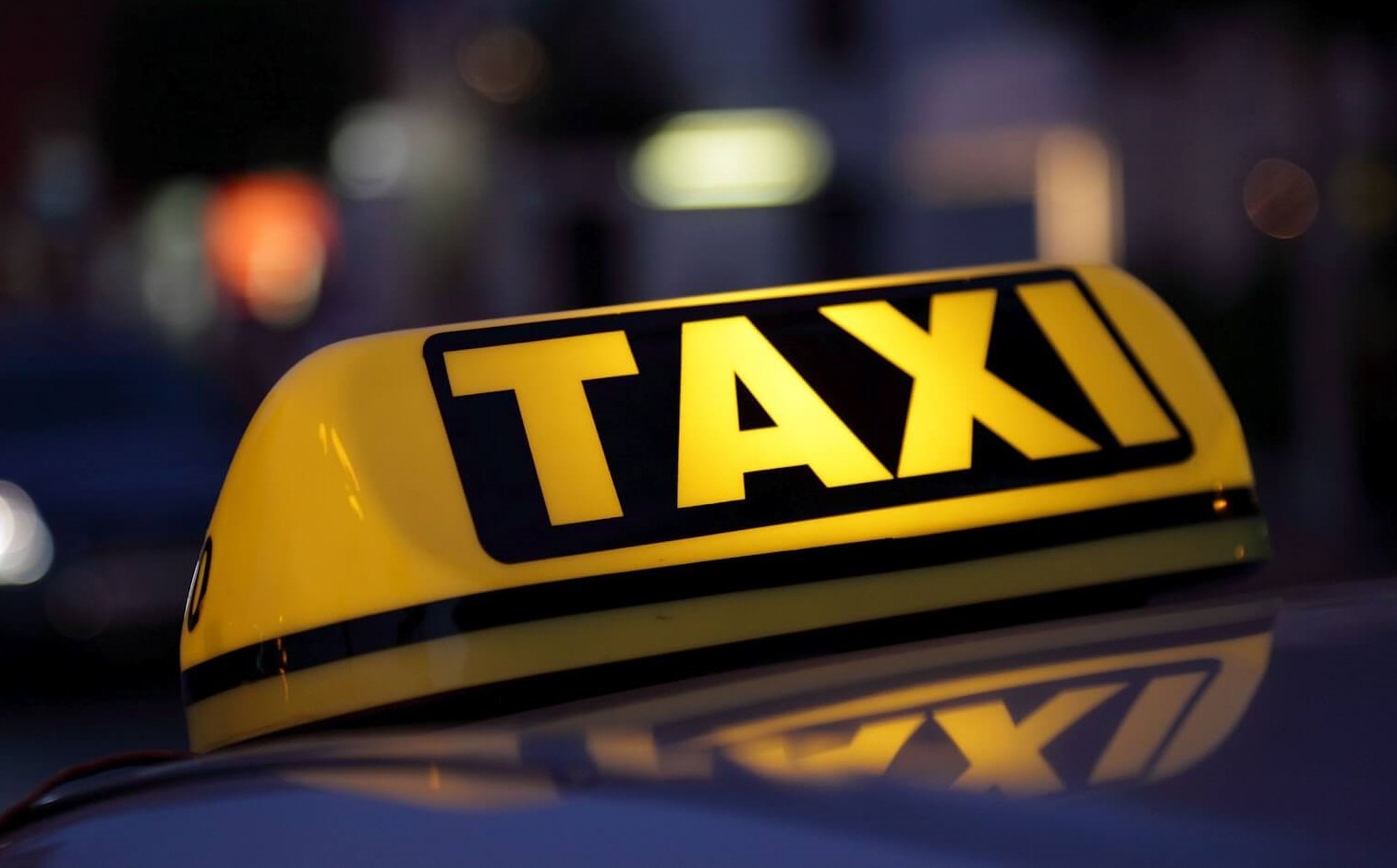 В Запорожье авто службы такси снова попало в ДТП, перевернувшись на крышу (ВИДЕО)