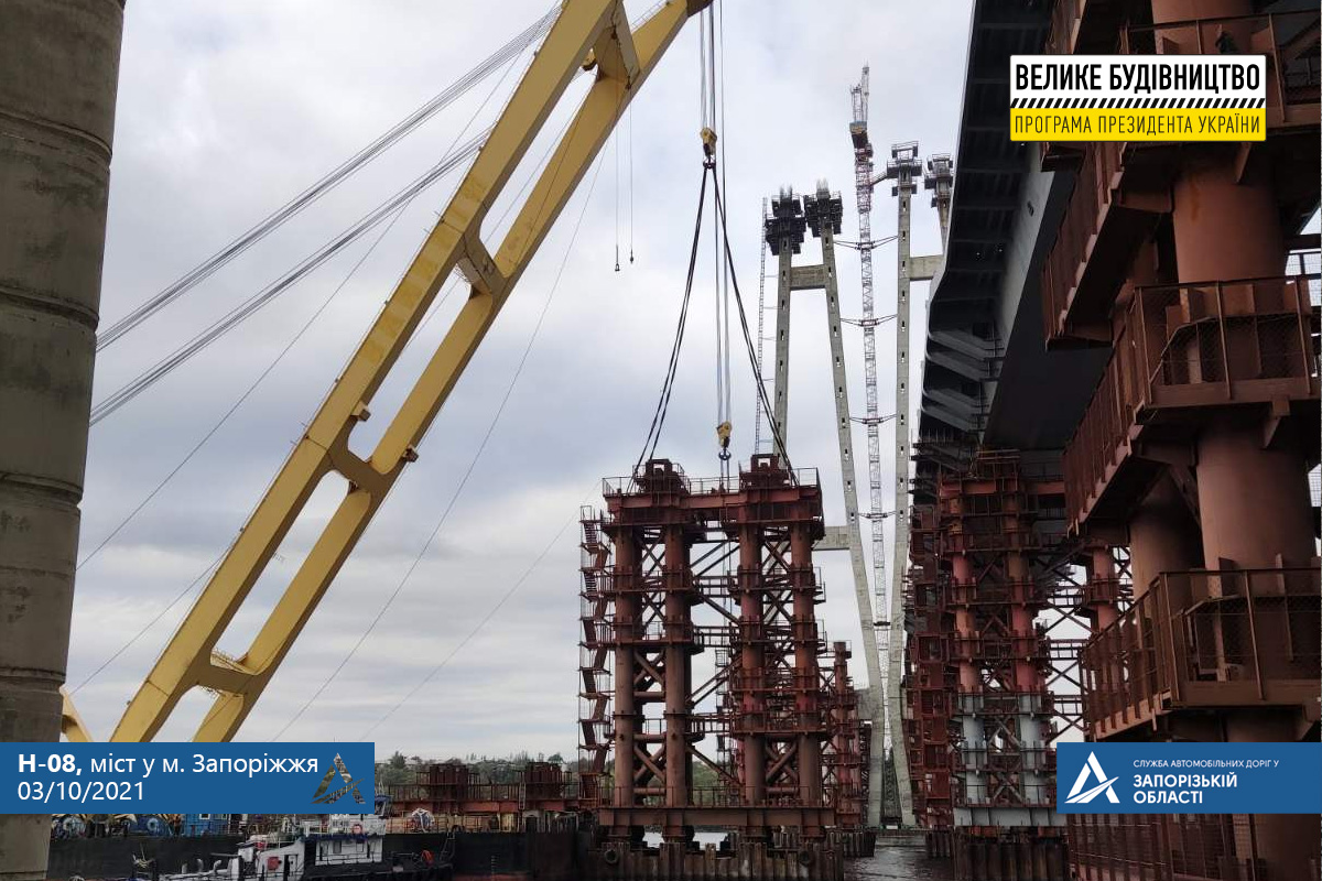 На флагмане “Большого строительства” в Запорожье готовятся к монтажу следующих секций моста (ФОТО)