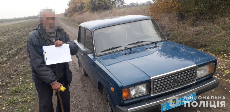 Заблудился, не знал что делать и куда идти: в Запорожской области офицер полиции отыскал пропавшего пенсионера