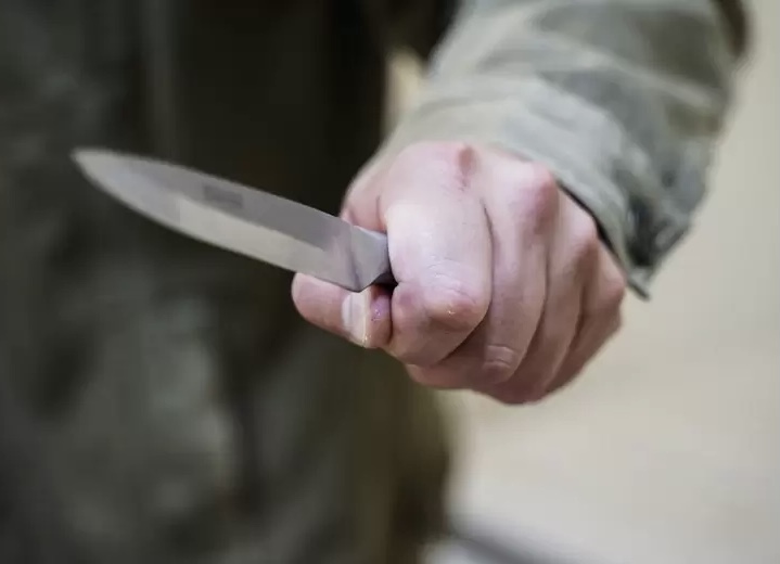 В Запорожской области молодой парень скончался, ранив себя ножом в шею