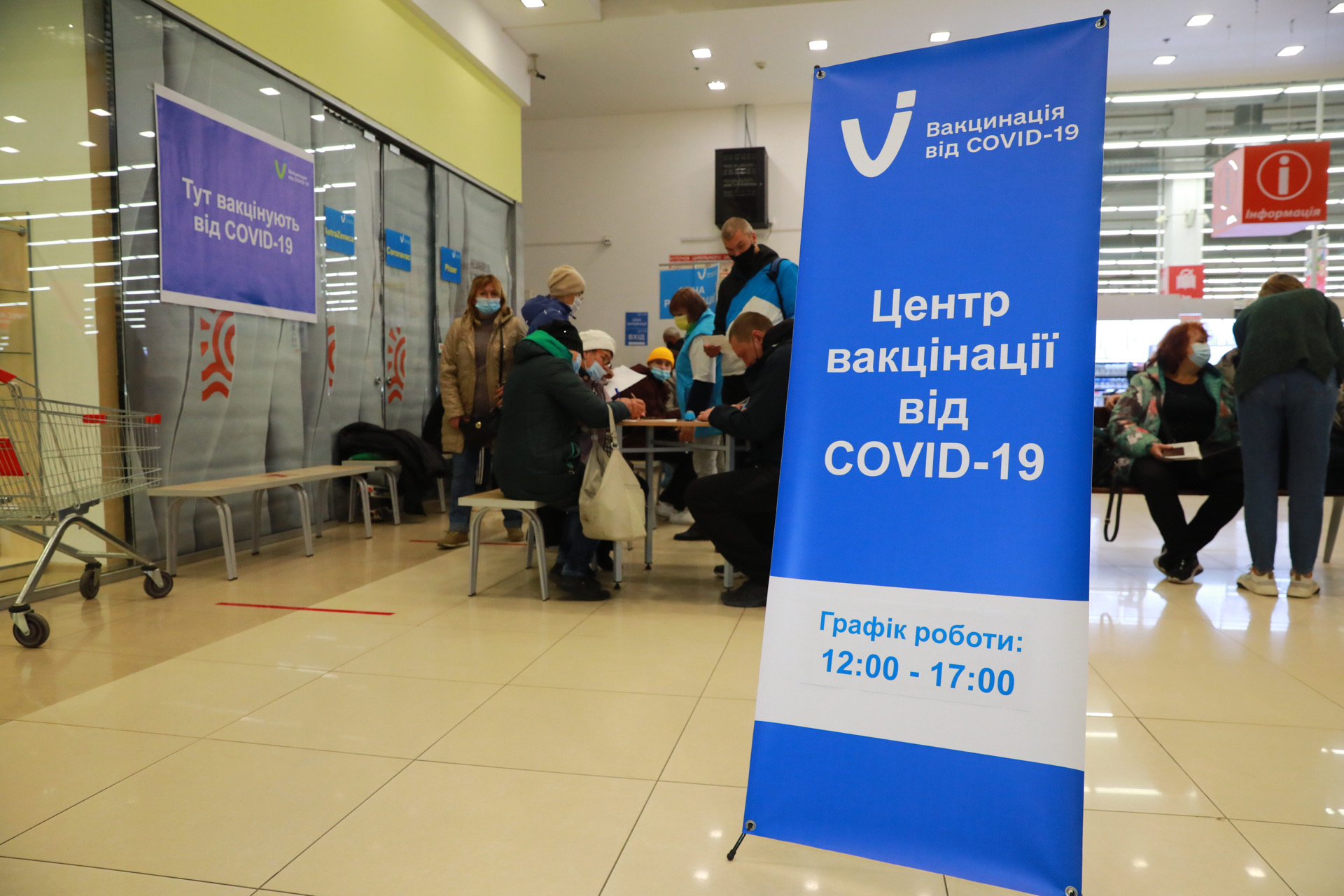 Ежедневно приходит около тысячи людей: в Бердянске вакцинировано более 37% взрослого населения (ФОТО)