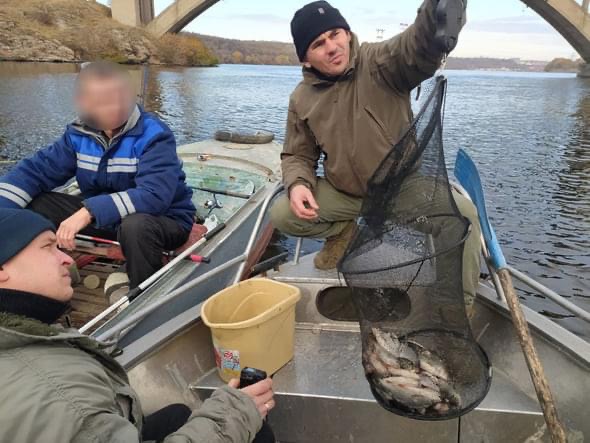 В Запорожье возле Арочного моста рыбаки превысили норму вылова: штраф более 90 тысяч гривен (ФОТО)