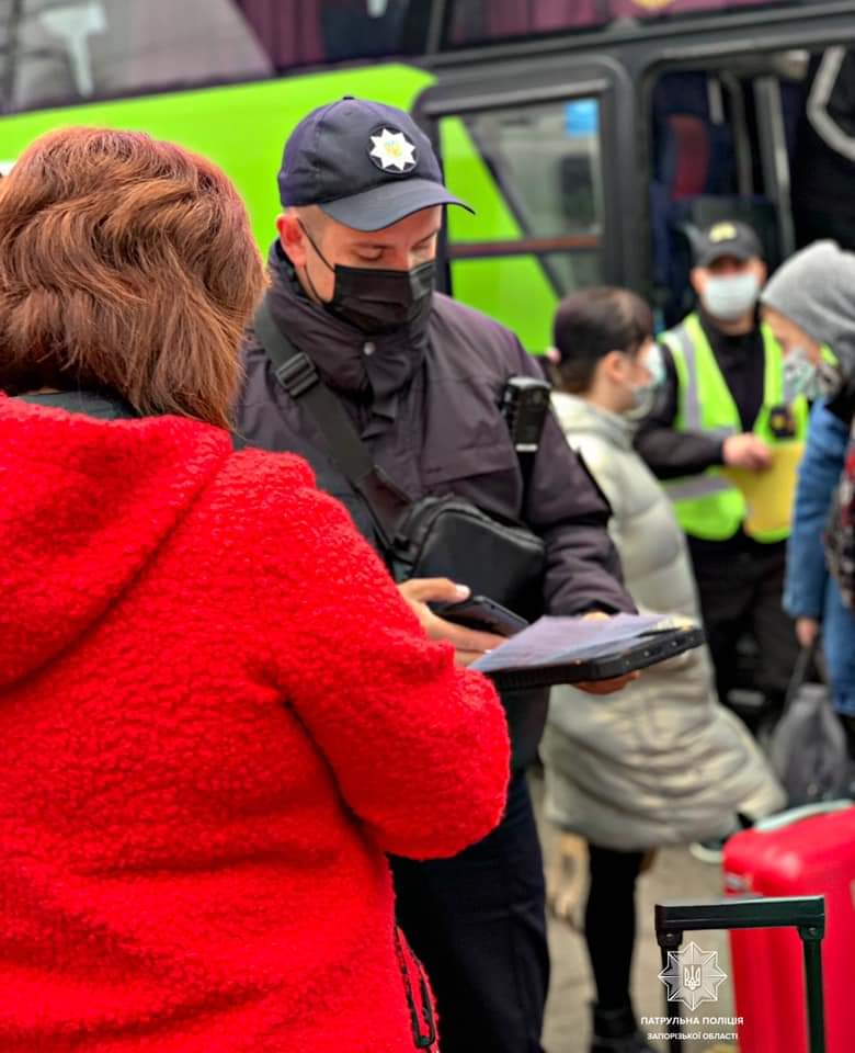 На запорожском автовокзале мобильные группы проверяют у пассажиров и водителей наличие документов, подтверждающих COVID-безопасность (ФОТО)