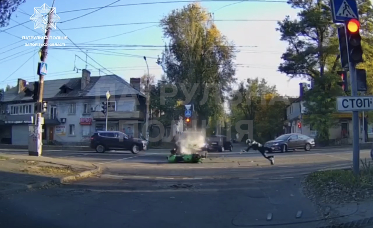 ОБНОВЛЕНО. Водитель мотоцикла от удара отлетел на несколько метров: момент ДТП в Запорожье запечатлел видеорегистратор (ВИДЕО)