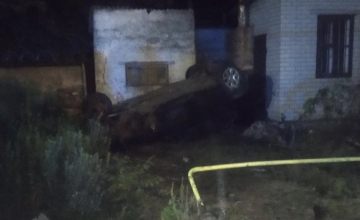 В Запорожской области автомобиль “снес” забор и влетел во двор частного дома (ВИДЕО)