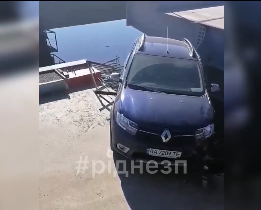 В Запорожье турок на служебном авто чуть не “улетел” с вантового моста (ВИДЕО)