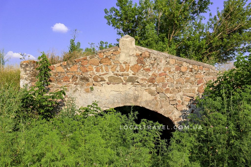 По дороге Орехов-Токмак обнаружили старинный каменный мост (ФОТО)