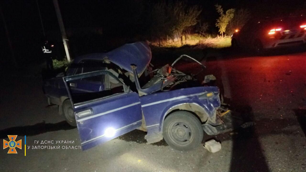 Из смятого авто водителя деблокировали спасатели: в Запорожской области “ВАЗ” въехал в грузовик  (ФОТО)