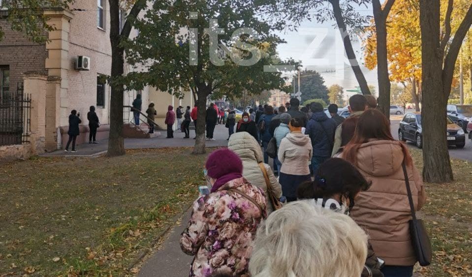 Чтоб сдать тест на COVID-19 в Запорожье люди вынуждены часами стоять в метровых очередях среди других инфицированных