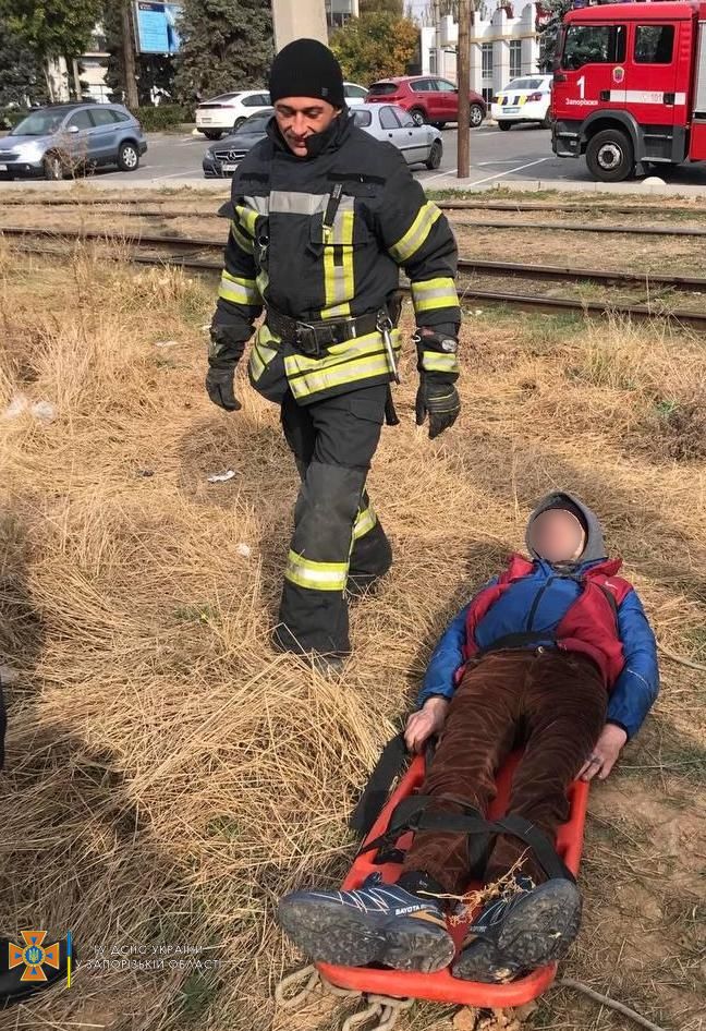 На центральном проспекте Запорожья мужчина упал в котлован: ему понадобилась помощь