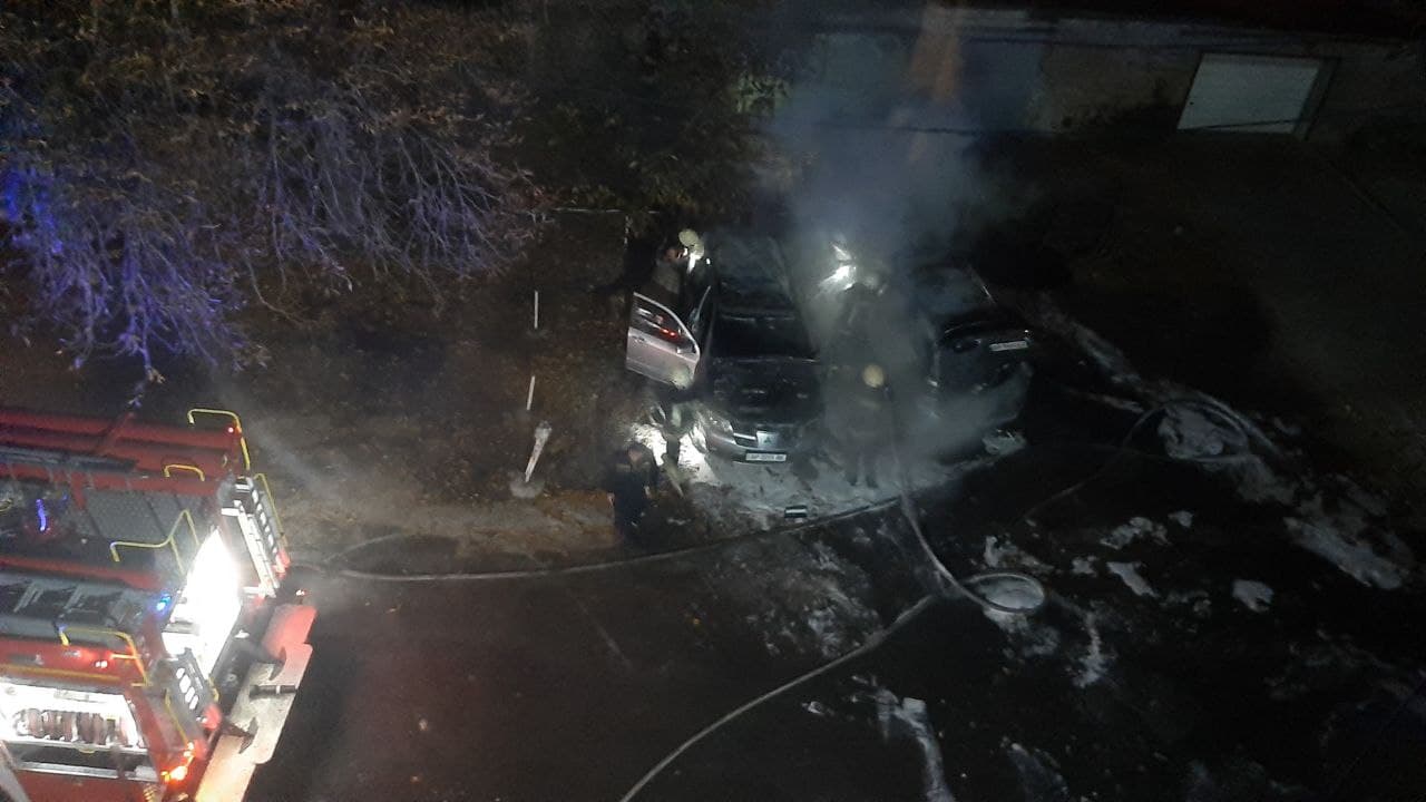 ОБНОВЛЕНО. В Запорожье ночью пожарные тушили дорогую иномарку (ВИДЕО)