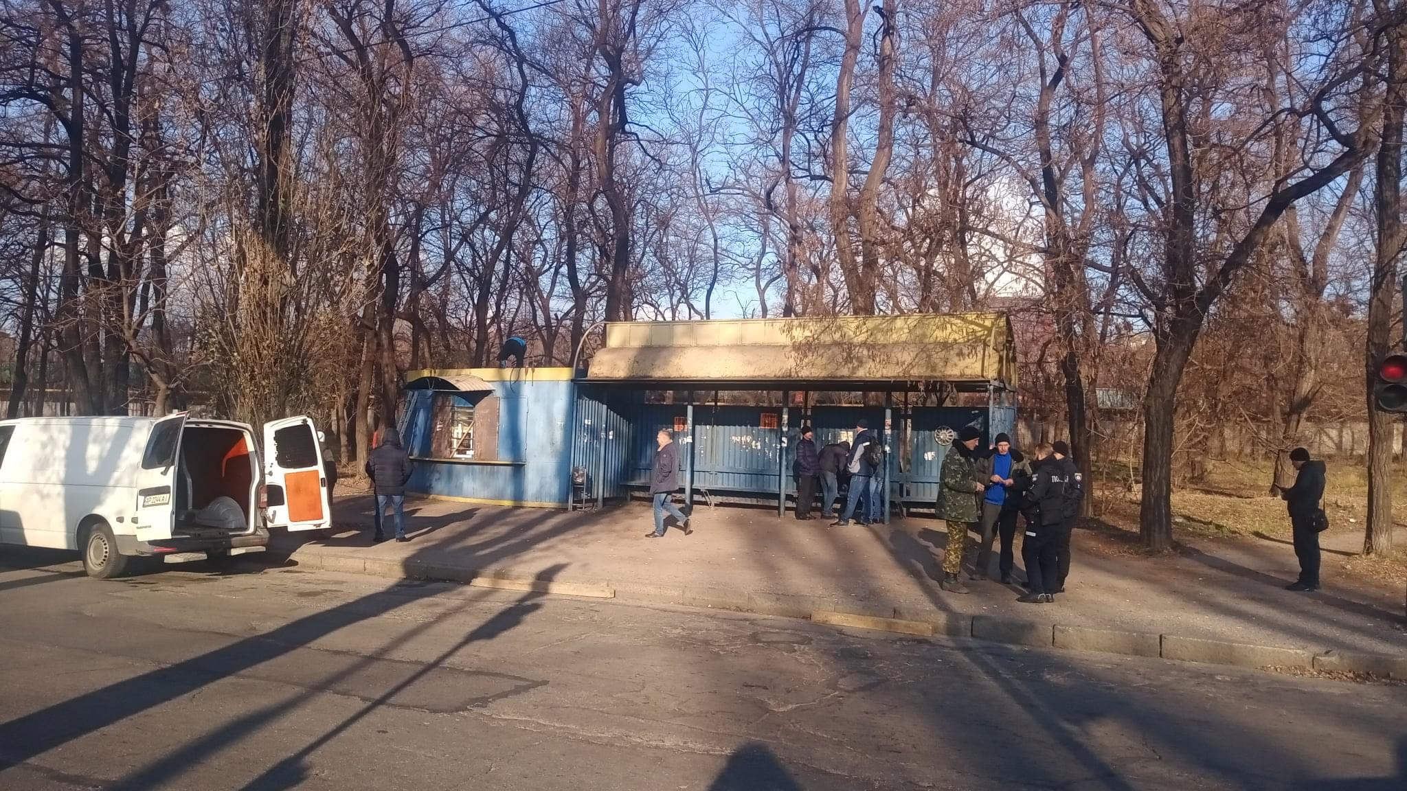 На остановке общественного транспорта в Запорожье демонтировали временное сооружение