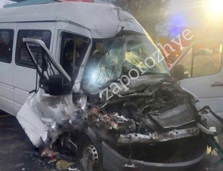 В аварии с маршруткой в Запорожье пострадали пятеро пассажиров и водитель, – полиция (ФОТО, ВИДЕО)
